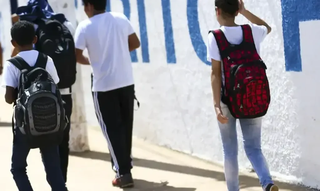 fam lias com uma crian a ou adolescente at 14 anos t m direito ao cart o alimenta o de r 300 40c724a3
